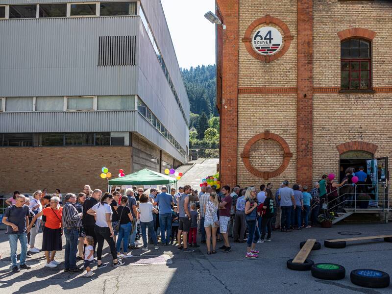 Lange Menschenschlange vor der Szene 64